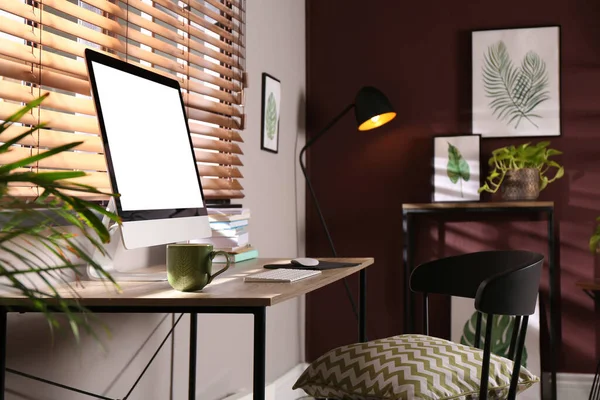 舒适的工作环境 房间里有现代化的电脑和时髦的家具 室内设计 — 图库照片