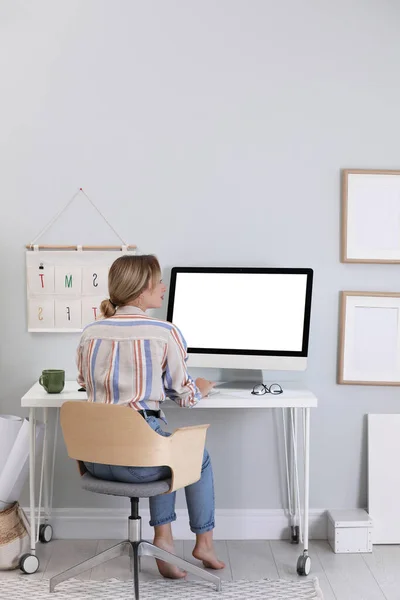 Young Woman Working Computer Table Room — Stock Photo, Image