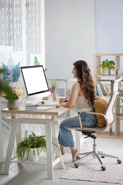 Jonge Vrouw Werkt Computer Aan Tafel Kamer — Stockfoto