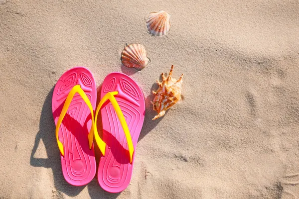 Stylish Flip Flops Sea Shells Beach Flat Lay — Stock Photo, Image