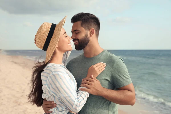 Mooi Koppel Samen Tijd Doorbrengen Het Strand — Stockfoto