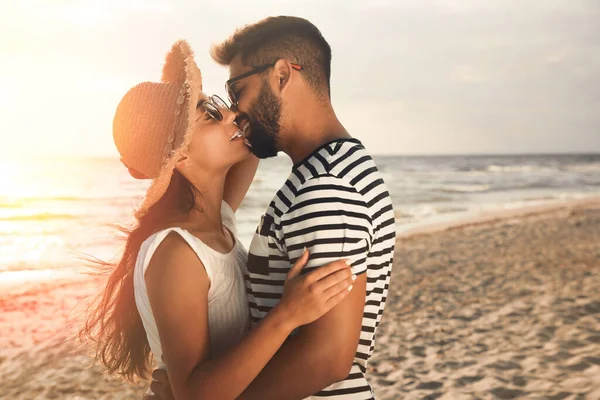 Adorável Casal Beijando Praia Pôr Sol — Fotografia de Stock