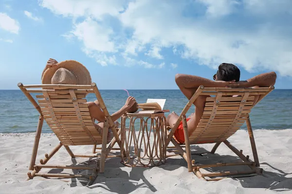 Casal Descansando Espreguiçadeiras Madeira Praia Tropical — Fotografia de Stock