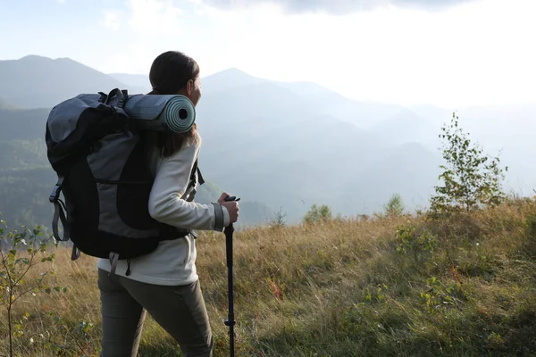 Turista Con Mochila Bastones Trekking Senderismo Través Montañas Espacio Para —  Fotos de Stock