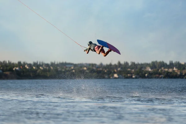 Adolescente Wakeboarder Fazendo Truque Sobre Rio Desporto Aquático Extremo — Fotografia de Stock