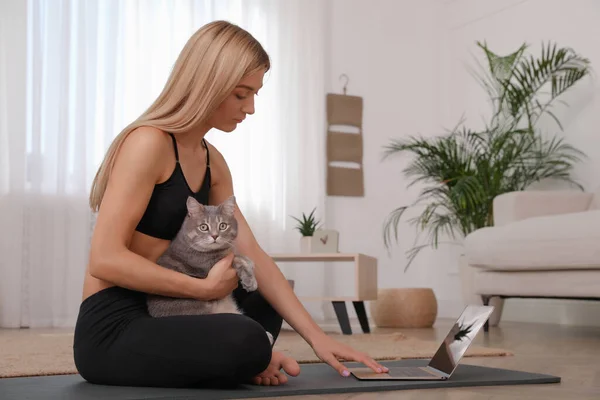 Belle Femme Avec Son Chat Regarder Cours Yoga Ligne Maison — Photo