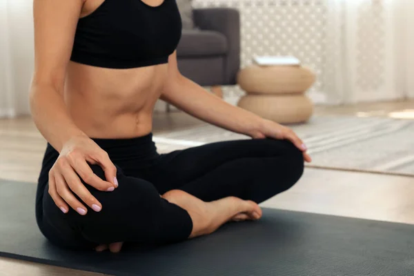 Mujer Practicando Yoga Sala Luz Casa Primer Plano — Foto de Stock