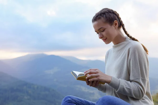 Beautiful Young Woman Reading Book Mountains Space Text — Stock Photo, Image