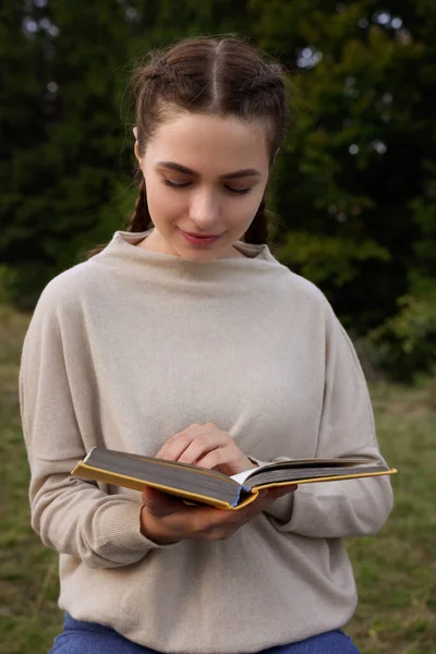 Beautiful Young Woman Reading Book Evening Outdoors — Stock Photo, Image