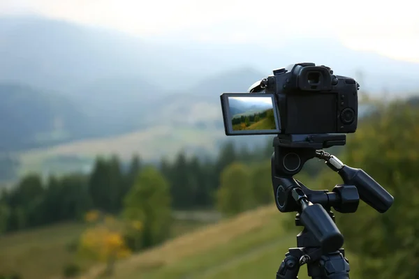 Tomando Vídeo Com Câmera Moderna Tripé Nas Montanhas — Fotografia de Stock