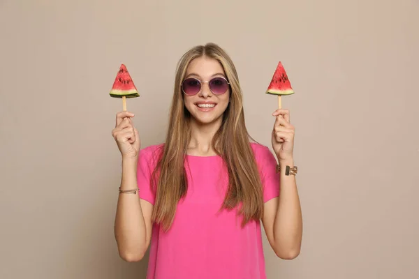 Mooi Meisje Met Stukken Van Watermeloen Beige Achtergrond — Stockfoto