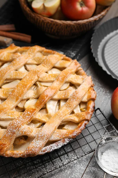 Delicious Apple Pie Tradisional Dengan Gula Bubuk Atas Meja — Stok Foto