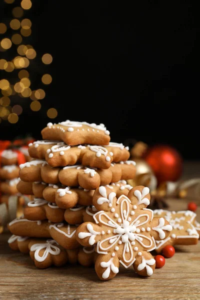 Sabrosas Galletas Navidad Mesa Madera Contra Las Luces Borrosas Festivas —  Fotos de Stock