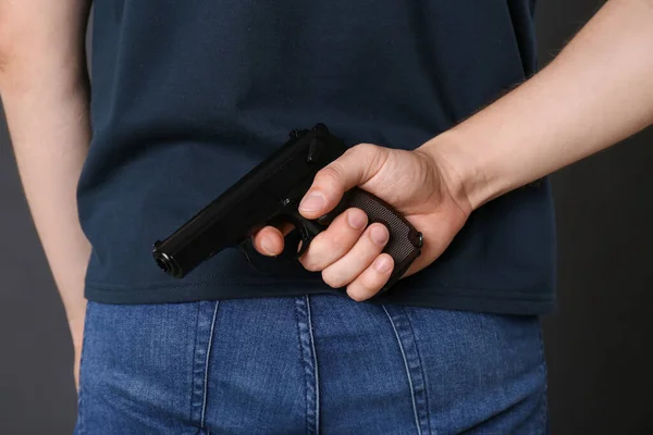 Mann Versteckt Waffe Hinter Seinem Rücken Nahaufnahme — Stockfoto