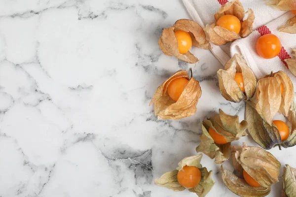 白い大理石のテーブルの上に乾燥した殻を持つ熟したフルーツ フラットレイアウト テキストのスペース — ストック写真