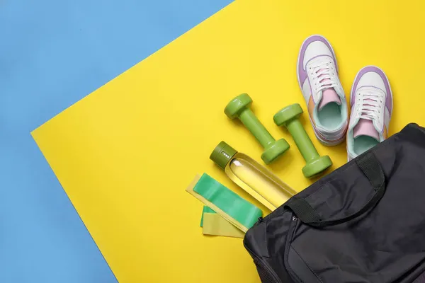 Gym Tas Sportuitrusting Kleur Achtergrond Plat Lay Ruimte Voor Tekst — Stockfoto