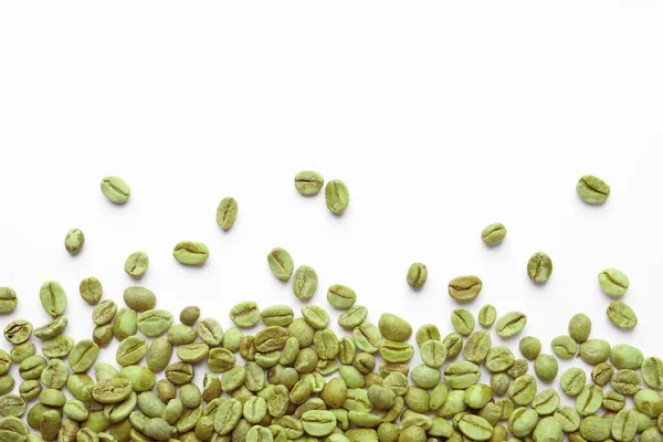 Veel Groene Koffiebonen Witte Achtergrond Bovenaanzicht — Stockfoto