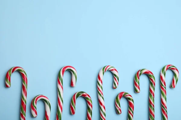 Πολλά Γλυκά Χριστουγεννιάτικα Γλυκά Μπαστούνια Γαλάζιο Φόντο Επίπεδη Θέσει Χώρος — Φωτογραφία Αρχείου