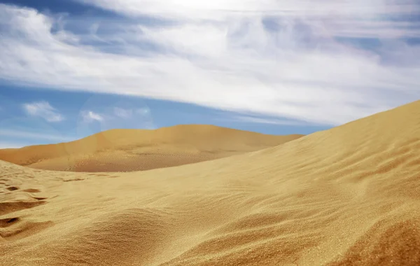 Pittoresca Vista Del Deserto Sabbioso Del Cielo Blu Nella Calda — Foto Stock