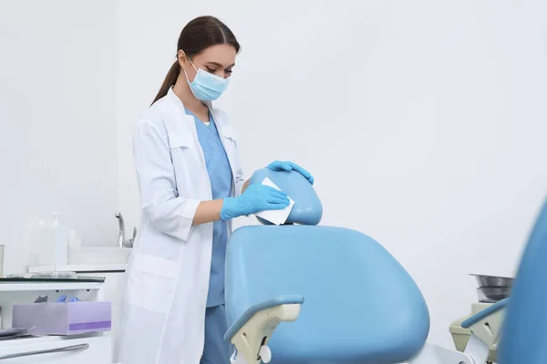 Beyaz Önlüklü Sağlık Maskeli Profesyonel Dişçi Kapalı Alanda Temizlik Yapıyor — Stok fotoğraf
