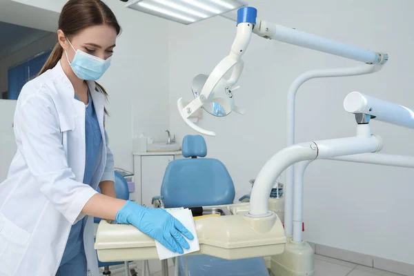 Beyaz Önlüklü Sağlık Maskeli Profesyonel Dişçi Kapalı Alanda Temizlik Yapıyor — Stok fotoğraf