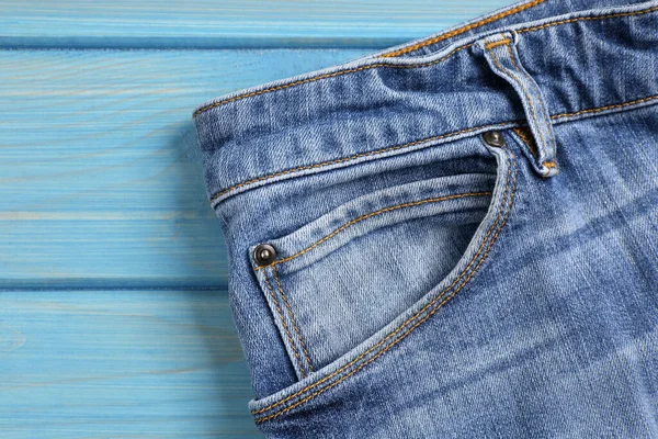Ahşap Arka Planda Şık Mavi Kot Pantolon Başlangıçtaki Cep Telefonunun — Stok fotoğraf