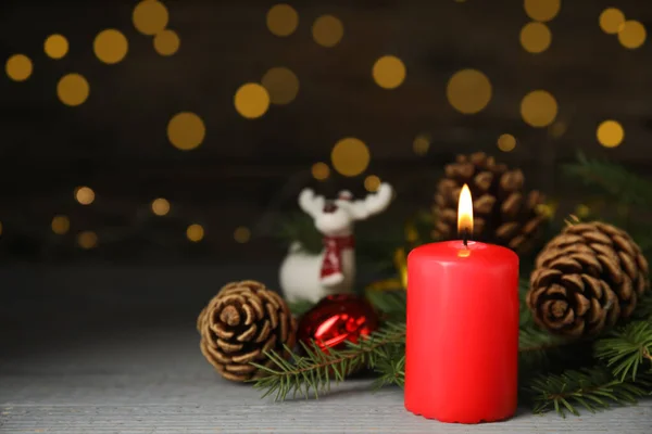 Égő Gyertya Karácsonyi Dekoráció Asztalon Homályos Ünnepi Fények Ellen Szöveges — Stock Fotó