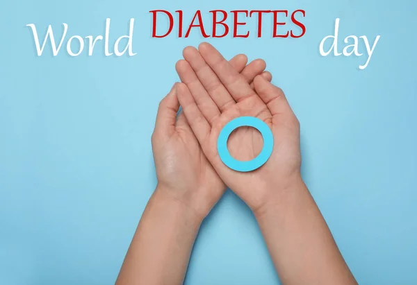Mulher Mostrando Círculo Papel Azul Como Símbolo Dia Mundial Diabetes — Fotografia de Stock