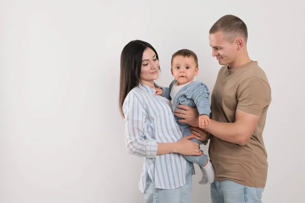 Porträtt Lycklig Familj Med Litet Barn Ljus Bakgrund Plats För — Stockfoto