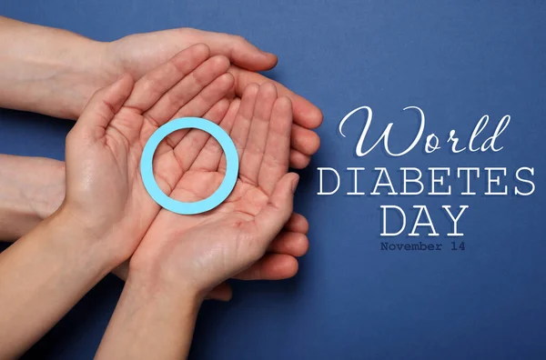 Pessoas Mostrando Círculo Papel Azul Como Símbolo Dia Mundial Diabetes — Fotografia de Stock
