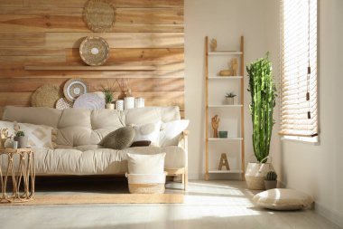 Oturma odasının içinde şık bir dekor ve rahat bir kanepe var.