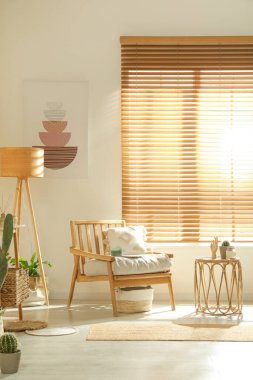 Rahat ahşap koltuğu olan şık bir oturma odası.