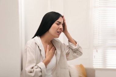 Evde nefes sorunu olan genç bir kadın.