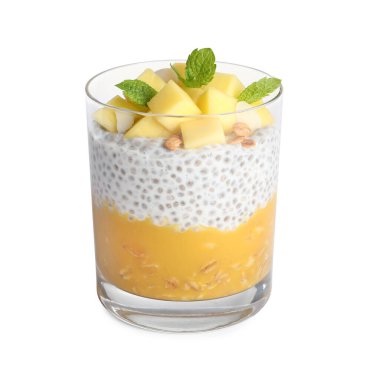 Beyaz arka planda mango, nane ve granola ile nefis chia pudingi