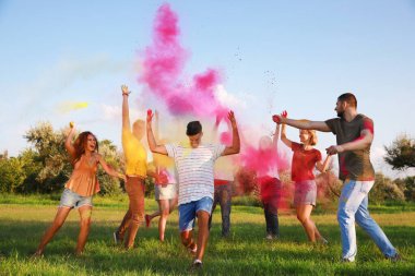 Mutlu arkadaşlar açık havada renkli pudra boyalarıyla eğleniyorlar. Holi festivali kutlaması