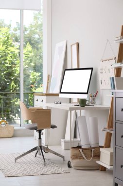 Modern bilgisayarı ve şık mobilyaları olan rahat bir iş yeri. İç tasarım