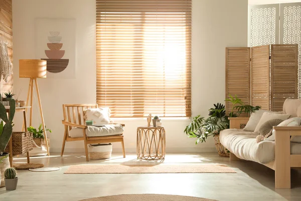 Stilvolles Wohnzimmer Interieur Mit Holzmöbeln Und Schönen Zimmerpflanzen — Stockfoto