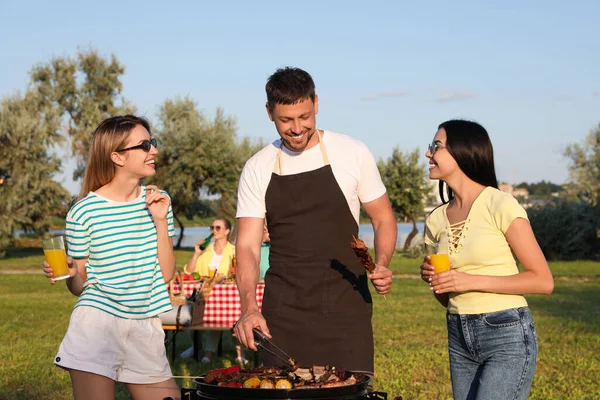 Gruppo Amici Che Cucinano Cibo Sul Barbecue Nel Parco — Foto Stock