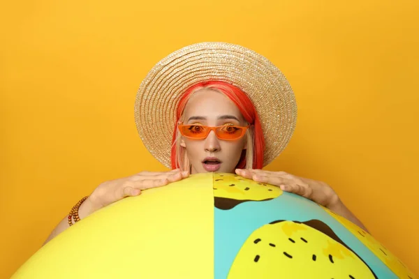 Эмоциональная Молодая Женщина Яркими Окрашенными Волосами Надувным Мячом Оранжевом Фоне — стоковое фото
