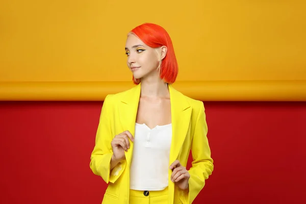 Renkli Arka Planda Parlak Boyalı Saçları Olan Güzel Bir Kadın — Stok fotoğraf