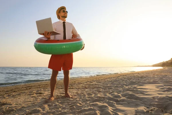 Hombre Feliz Con Anillo Inflable Portátil Playa Espacio Para Texto — Foto de Stock