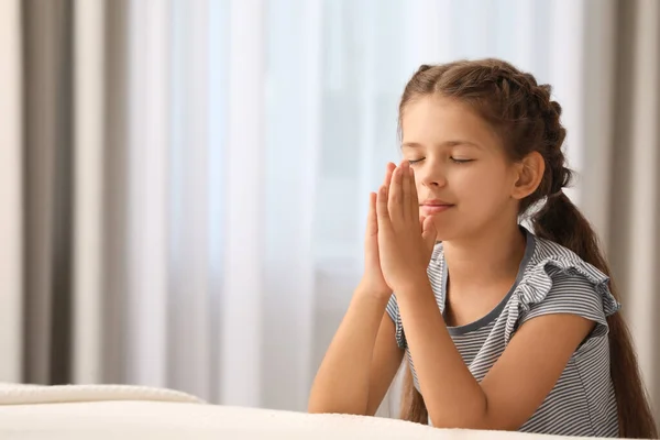 Милая Маленькая Девочка Скрепленными Руками Молящаяся Перед Сном Дома Пространство — стоковое фото