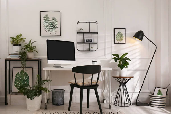 Lieu Travail Confortable Avec Ordinateur Moderne Plantes Intérieur Dans Chambre — Photo