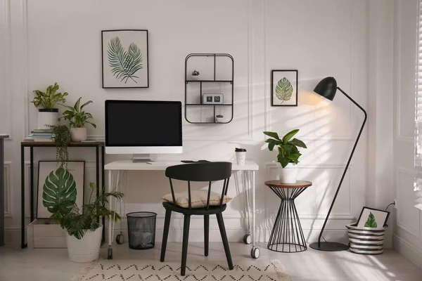 Comfortable Workplace Modern Computer Houseplants Room Interior Design — Stock Photo, Image