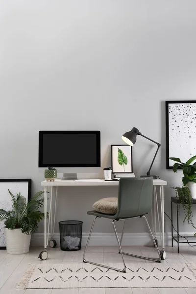 Lieu Travail Confortable Avec Ordinateur Moderne Plantes Intérieur Dans Chambre — Photo