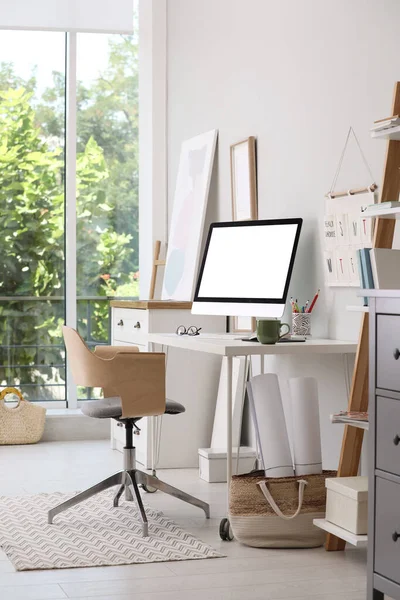 Cómodo Lugar Trabajo Con Computadora Moderna Muebles Elegantes Habitación Diseño —  Fotos de Stock