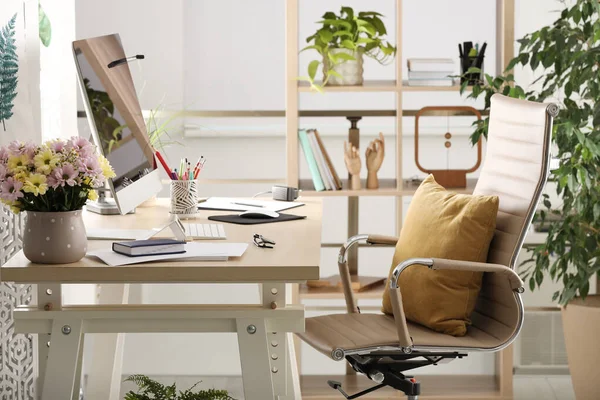 Lieu Travail Confortable Avec Ordinateur Moderne Mobilier Élégant Dans Chambre — Photo