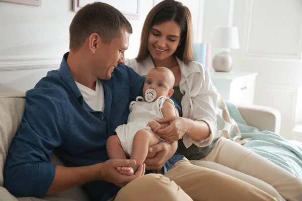 Lyckligt Par Håller Sin Söta Lilla Bebis Med Napphållare Hemma — Stockfoto