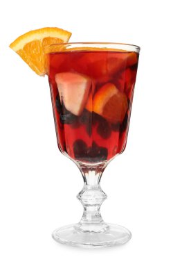 Beyaz şarap üzerine izole edilmiş bir bardak Red Sangria kokteyli