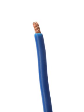 Mavi yalıtımlı şeritli elektrik teli beyaza izole edilmiş.